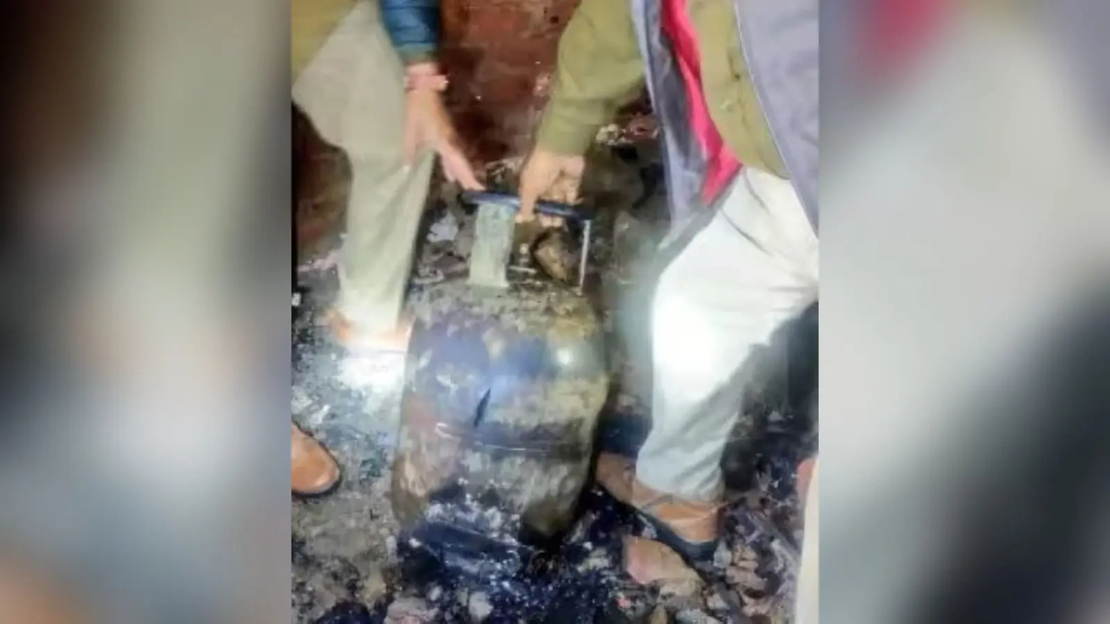 नोएडा में सिलेंडर फटने से झोपड़ी में लगी आग, 2 मासूमों की जलकर मौत, 4 की हालत नाजुक, दिल्ली रेफर…