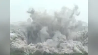 Noida Twin Tower Demolition: बस धूल का एक गुबार दिखा और गुम हो गई 40 मंजिला इमारत, देखें Video