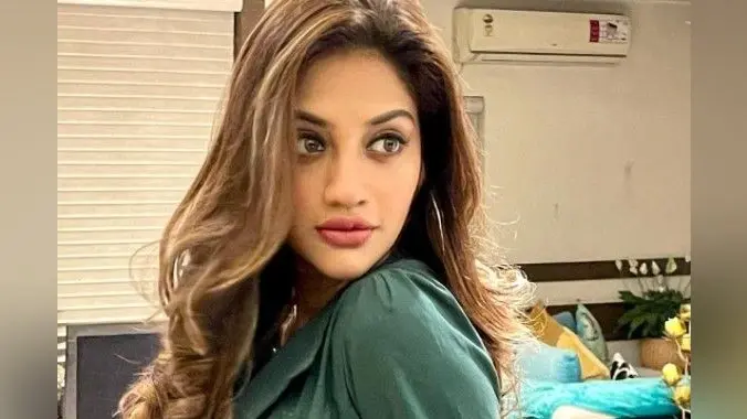 नुसरत जहां की बोल्ड फोटोज ने इंटरनेट पर मचाया धमाल, फैंस बोले-ब्यूटीफुल सांसद