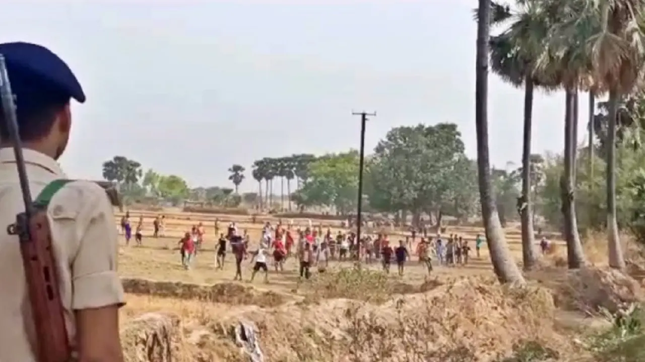 बिहार: आम खाने के विवाद में दो गांव के ग्रामीणों में झड़प, जमकर हुई फायरिंग व रोड़ेबाजी