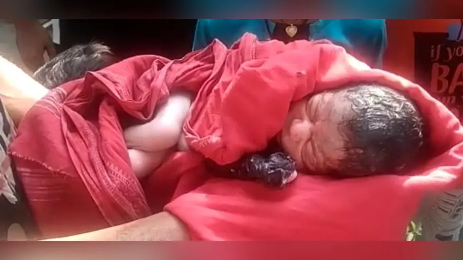 नवजात को प्लास्टिक में डाल कर खेत में फेंका