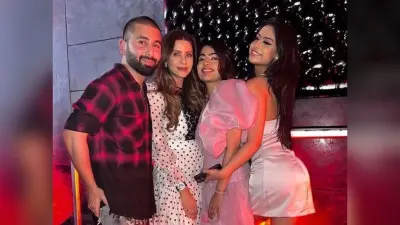 न्यासा देवगन ने नाइट क्लब में फ्रेंड्स संग की जमकर मस्ती, ऑफ शोल्डर क्रॉप टॉप में दिखीं बेहद स्टाइलिश