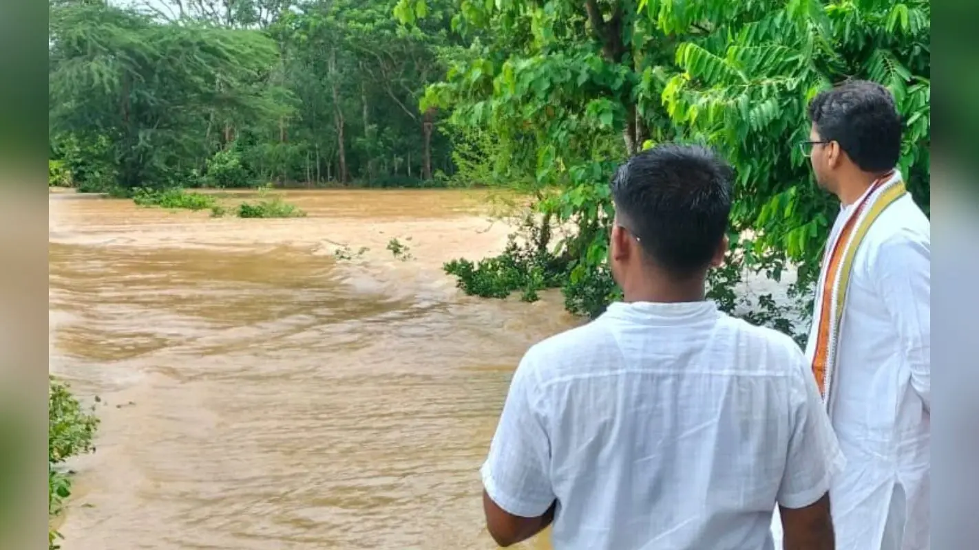 ओडिशा के 11 जिलों में 6.24 लाख लोग बाढ़ की चपेट में, सड़कें डूबीं, पेयजल की किल्लत