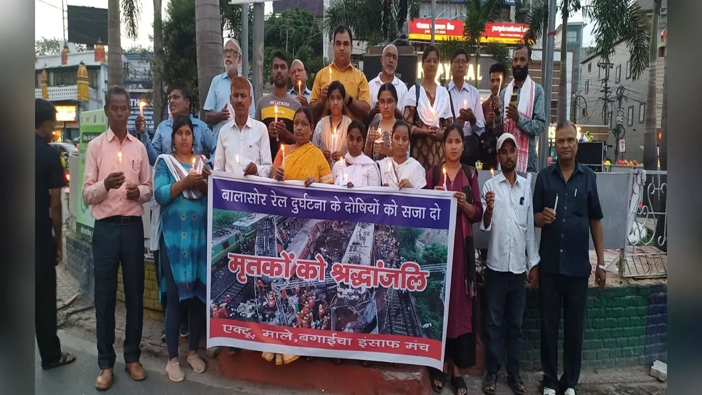 ओडिशा ट्रेन हादसे के मृतकों को दी गयी श्रद्धांजलि, 50 लाख मुआवजा व दोषियों को सजा देने की मांग