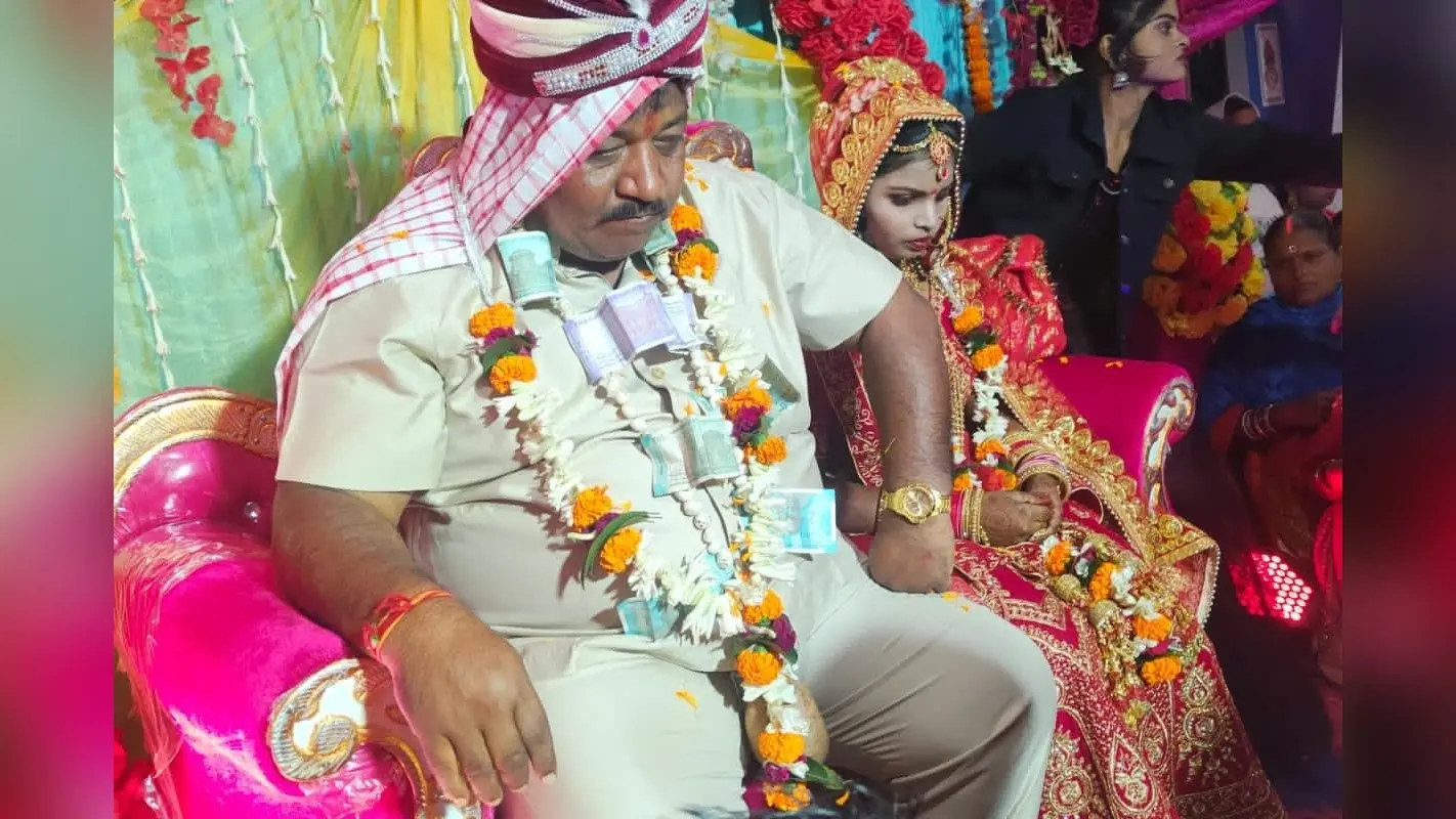 Jharkhand News: धर्म छिपाकर कर रहा था जबरन नाबालिग से शादी, पुलिस को देख भागा, पहले भी कर चुका है ऐसा काम