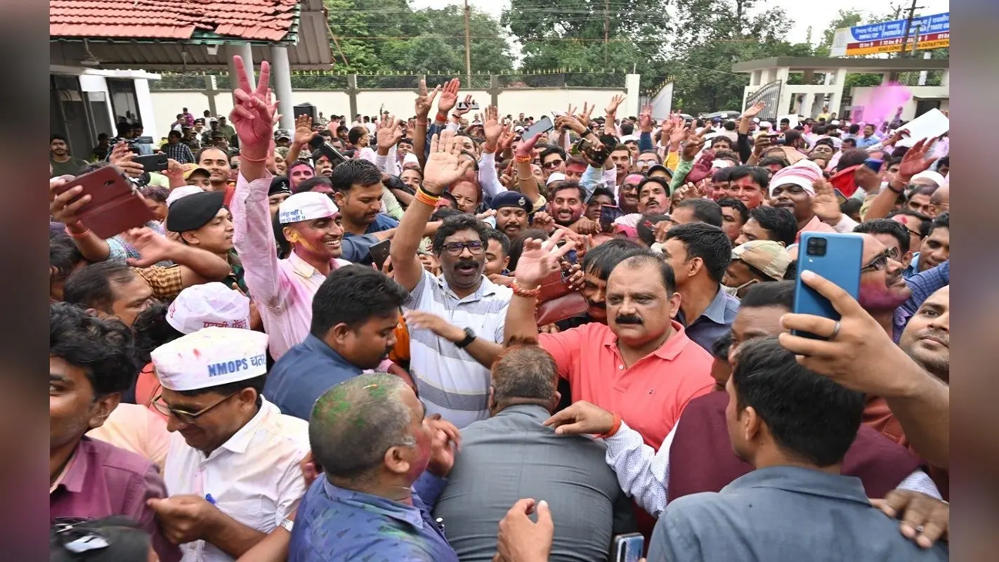Old Pension Scheme लागू होने की खुशी में झूम उठे सरकारी कर्मचारी, CM Hemant Soren का ऐसे किया अभिनंदन