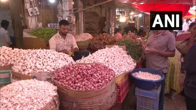 Onion Crisis: सोने के भाव बिक रहा प्याज, क्यों लगातार बढ़ रही कीमत ? जानें विस्तार से