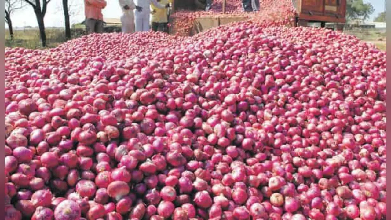 UP News: टमाटर के बाद प्याज का तांडव, 80 रुपए किलो के साथ अब रेट का शतक लगाने की उम्मीद, जानें कब कम होगी कीमत