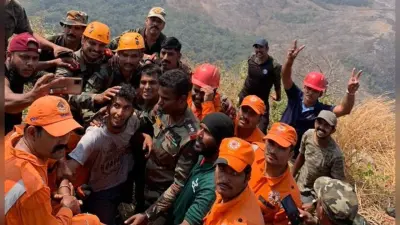 VIDEO : इंडियन आर्मी ने पहाड़ों पर खतरनाक ऑपरेशन को दिया अंजाम, केरल की खाई में फंसे युवक को जिंदा निकाला