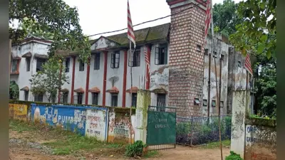 टूटी छत और खुले में शौच है गुमला के उरांव हॉस्टल की पहचान, जहां रहने से डरते हैं छात्र, यहां देखें पूरी तस्वीर