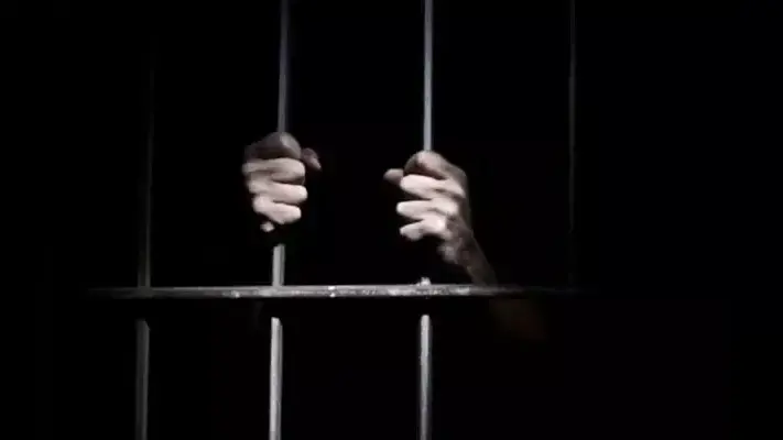 UP : खिड़की तोड़ भाग निकले 14 बंदी, तलाश में जुटी पुलिस