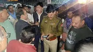 बरेली में किसानों ने ओसवाल शुगर मिल के जीएम को विधायक-एसडीएम के सामने पीटा, बाहर से गन्ना खरीदने का आरोप