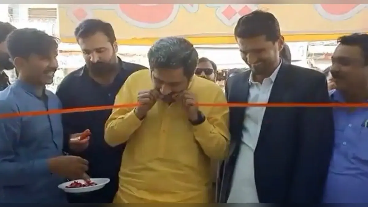कैंची में नहीं थी धार, पाकिस्तान के मंत्री फैयाज अल हसन ने दांत से काटा रिबन, VIDEO Viral