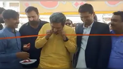 कैंची में नहीं थी धार, पाकिस्तान के मंत्री फैयाज अल हसन ने दांत से काटा रिबन, VIDEO Viral