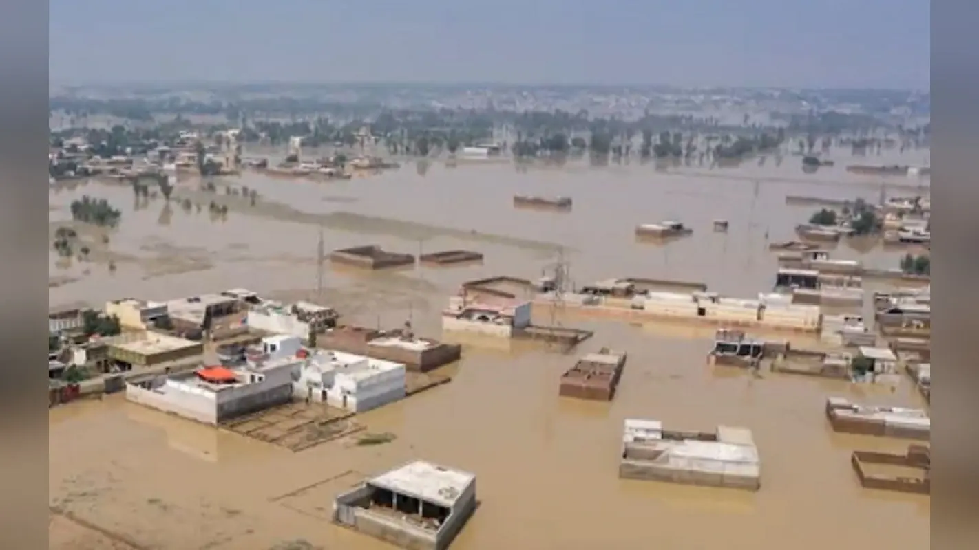 Pakistan Flood: पाकिस्तान में हिंदू समुदाय ने बाढ़ पीड़ितों के लिए खोला मंदिर का दरवाजा