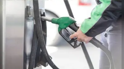 Petrol Price Hike: पाकिस्तान में पेट्रोल 10 रुपये महंगा, प्रति लीटर कीमत जानकर रह जाएंगे दंग