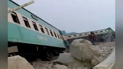 Train Accident in Pakistan : पाकिस्तान में दो ट्रेनों के बीच टक्कर, 30 की मौत, ट्रेन में फंसे बहुत से यात्री, मचा हड़कंप