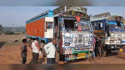 झारखंड में हथियार के बल पर नकाबपोश अपराधियों ने ट्रक चालकों से की लूटपाट, बम से किया हमला, एक ड्राइवर की हालत नाजुक