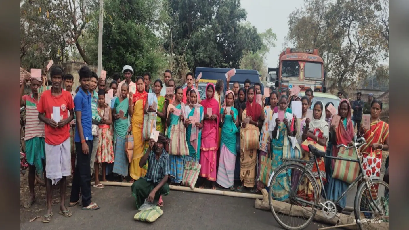 झारखंड : संताल के कई गांवों के लाभुकों को जनवरी से नहीं मिल रहा राशन, गुस्साए लोगों ने किया सड़क जाम