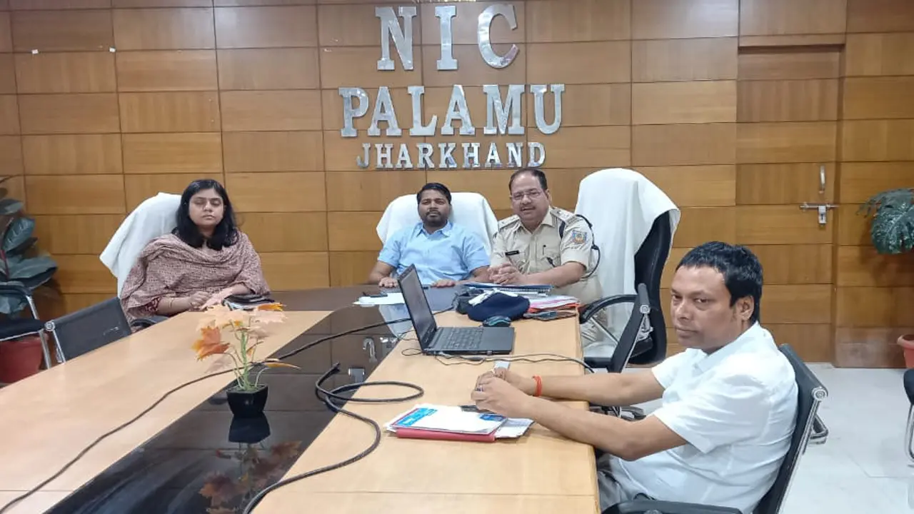 झारखंड पंचायत चुनाव : पलामू में तीसरे चरण के मतदान की तैयारियों को लेकर पुलिस प्रशासन ने की समीक्षा