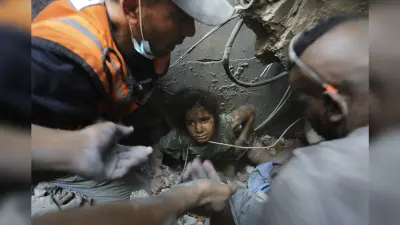 Israel-Hamas war: बच्चे की लाश को छाती से चिपकाकर दहाड़े मार कर रोता पिता, तस्वीरें देखकर रो पड़ेंगे आप