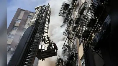 Kolkata Fire: पार्क स्ट्रीट में बहुमंजिली इमारत के साड़ी के शोरूम में लगी आग