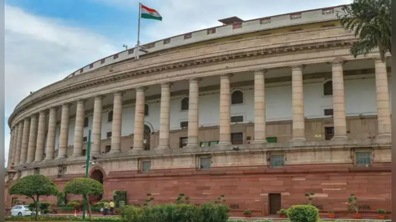 सरकार के नए श्रम कानून से क्या मजदूरों का छिन जाएगा अधिकार, जिसका विपक्ष कर रहा विरोध?