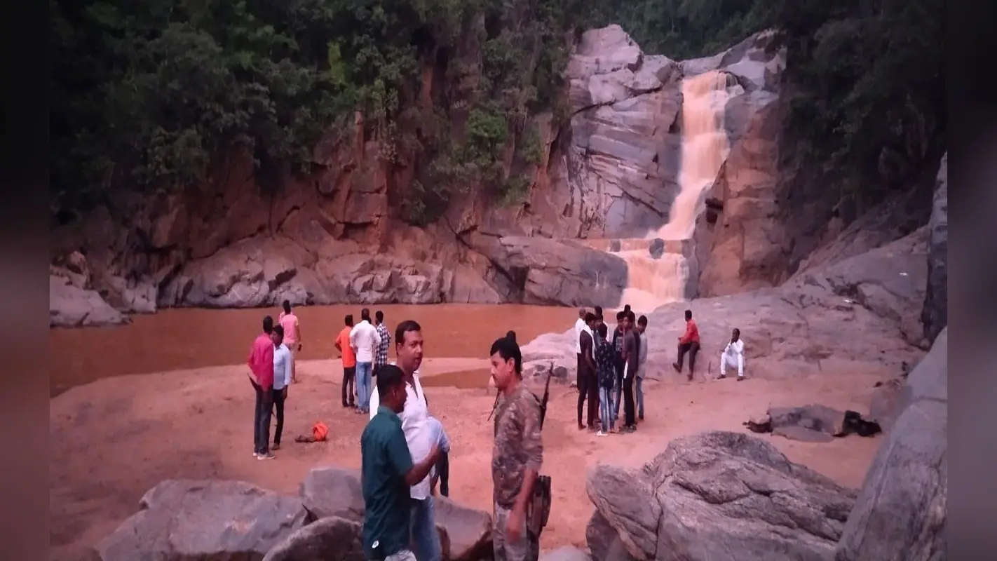 झारखंड के प्रसिद्ध पातम-डाटम जलप्रपात में नहाने के दौरान हादसा, दो युवकों की मौत, बरामद नहीं हो सका शव