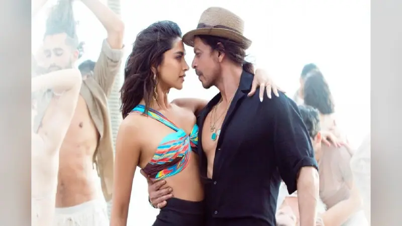 Pathaan song Besharam Rang: पठान फिल्म का पहना गाना रिलीज, दीपिका के हॉट लुक्स ने फैंस को बनाया दीवाना