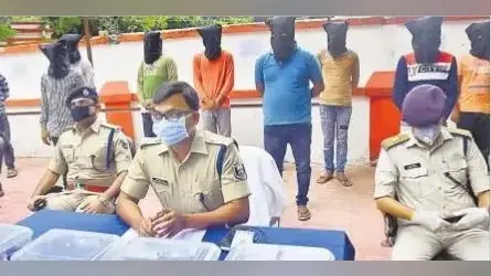 बिहटा में कोविड प्रोटोकॉल की जमकर उड़ रही धज्जियां, वैक्सीन लेने के लिए ऐसे पहुंचे रहे लोग