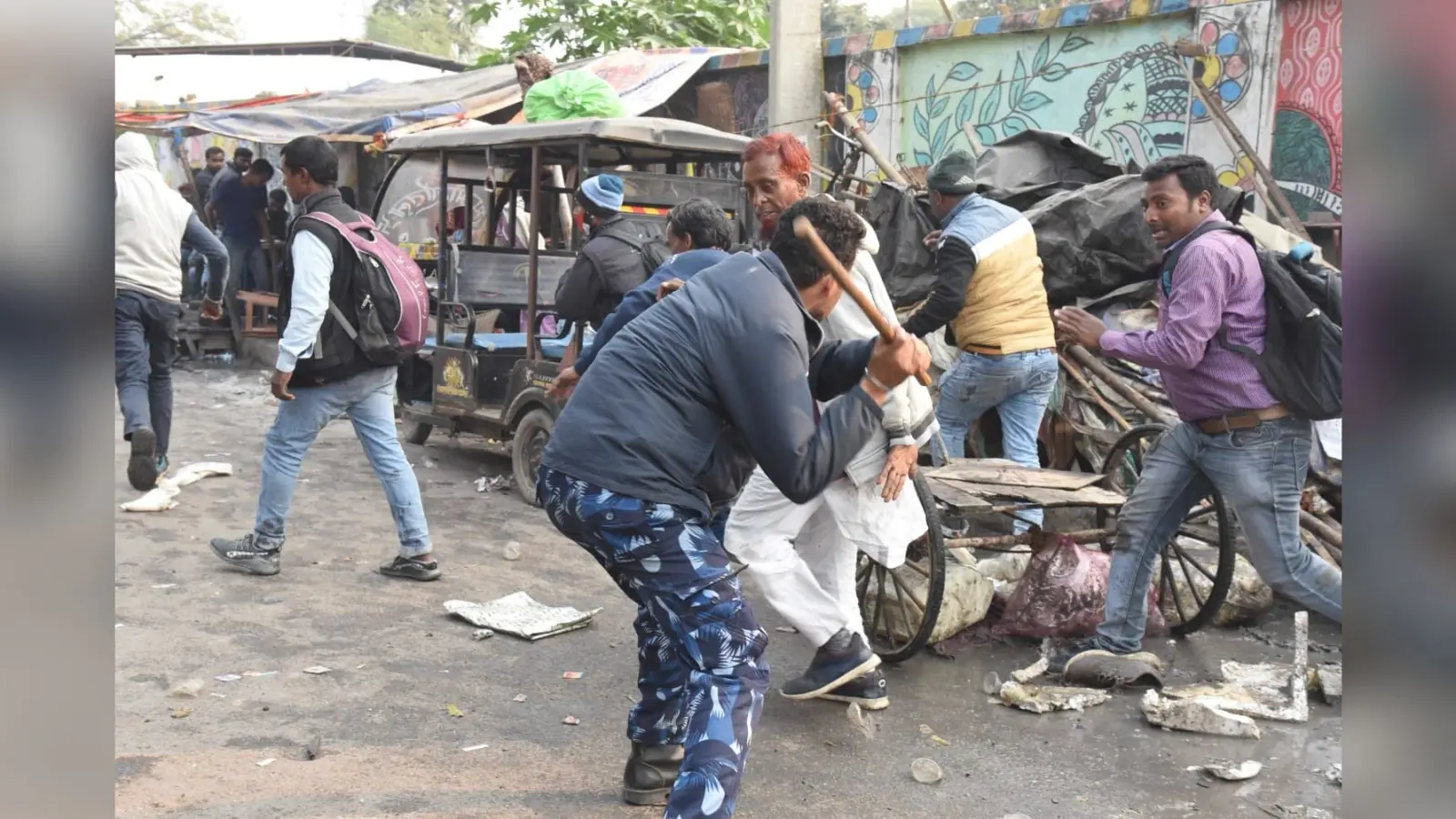 पटना में भाजपा दफ्तर के बाहर पुलिस ने वार्ड सचिवों को दौड़ा-दौड़ा कर पीटा, देखिए तस्वीरें