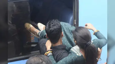 पटना जंक्शन पर ट्रेनों में अभ्यर्थियों का कब्जा, जिनकी सीट वह खिड़की से घुसे, अफरा-तफरी