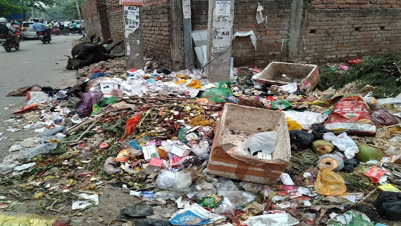 पटना में निगम कर्मियों की हड़ताल जारी, बारिश से जमा कचरा बजबजाया, दुर्गंध से लोग हो रहे परेशान
