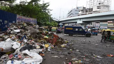 PHOTOS: पटना में दिखने लगा निगमकर्मियों की हड़ताल का असर, बारिश में भीगने से सड़ने लगा कूड़ा