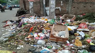 पटना में निगम कर्मियों की हड़ताल जारी, बारिश से जमा कचरा बजबजाया, दुर्गंध से लोग हो रहे परेशान