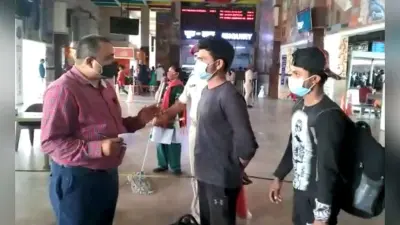जंक्शन पर ट्रेन के आने के बाद दूसरे रास्ते से जाते यात्री, मात्र पांच से दस यात्रियों की हो रही जांच