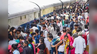 पटना रेल मंडल में 32 की जगह चल रहीं सिर्फ 17 जोड़ी पैसेंजर ट्रेनें, भीड़ से यात्रियों को हो रही परेशानी