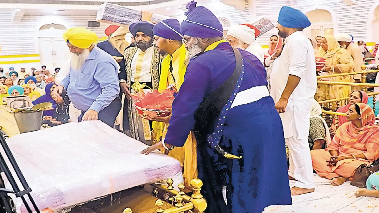 पटना के हरिमंदिर साहिब में पंजाब के डॉक्टर ने भेंट किया सोने का पीढ़ा, 5 करोड़ से अधिक का दिया दान
