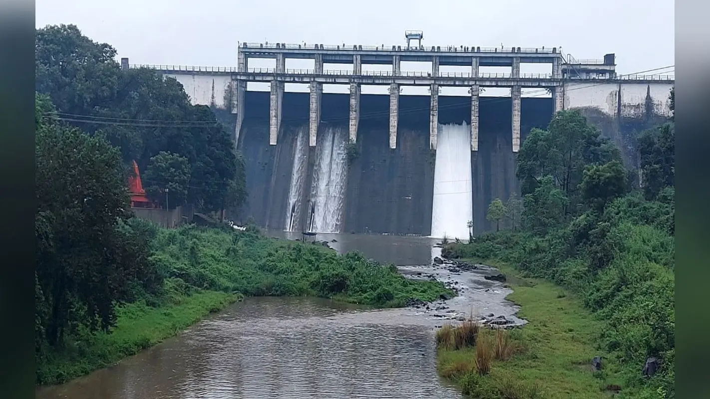 लगातार बारिश के बाद पतरातू डैम का बढ़ा जलस्तर, खोला गया एक फाटक