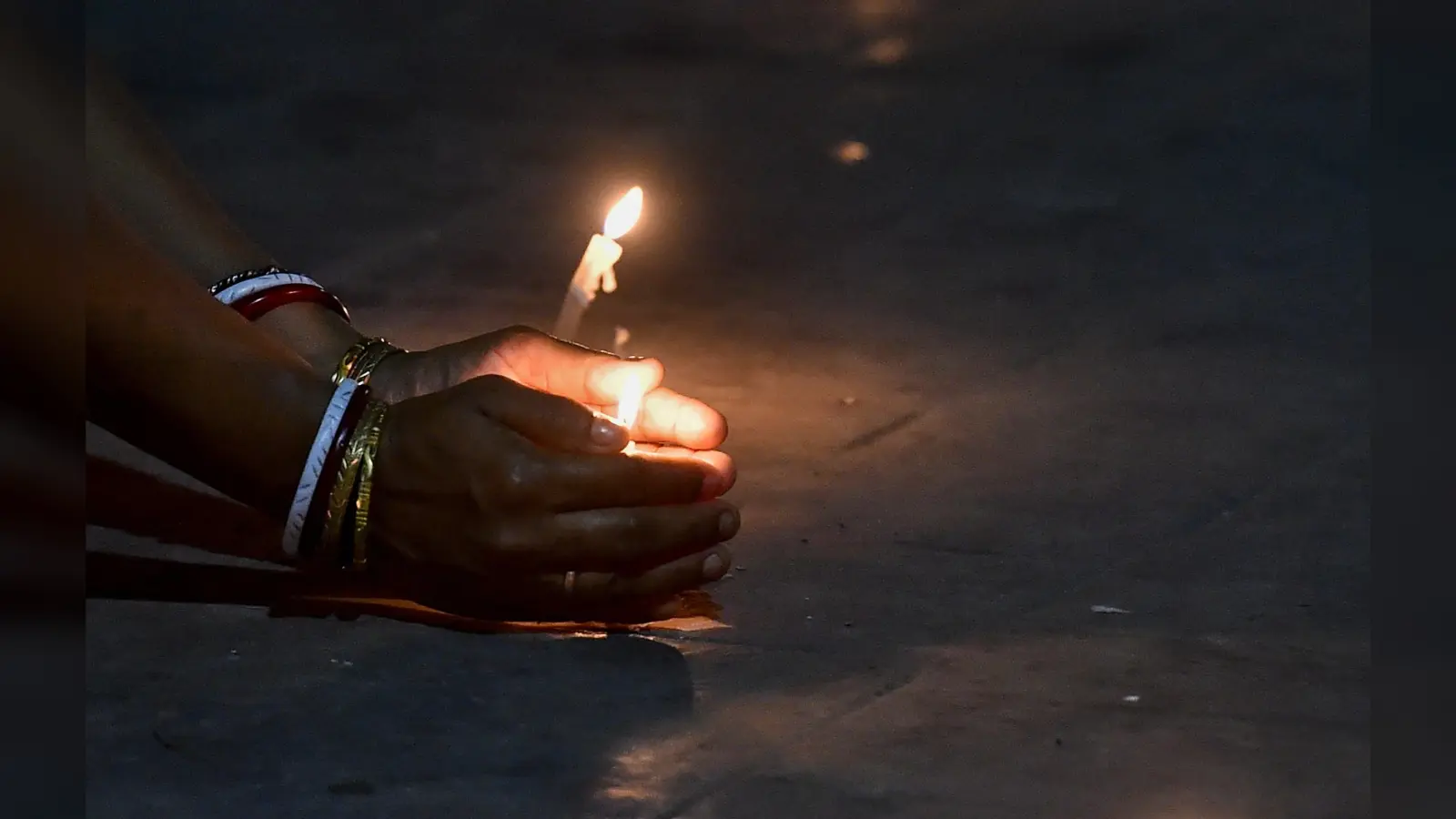 बंगाल में 9 मिनट में जलाये गये 6 करोड़ रुपये के पटाखे, प्रदूषण लेवल 6 गुणा बढ़ा, 98 गिरफ्तार