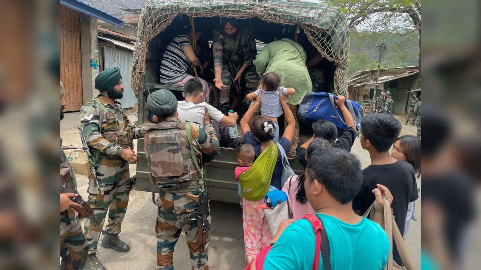 मणिपुर के इस गांव में कहां से पहुंचा भारी मात्रा में विस्फोटक ? अंधेरे में पहुंची सेना और…