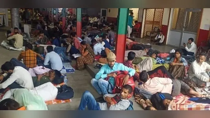 UPSSSC PET: बरेली के 46 एग्जाम सेंटर पर आज से पीईटी परीक्षा, रेलवे स्टेशन पर उमड़ी छात्रों की भीड़