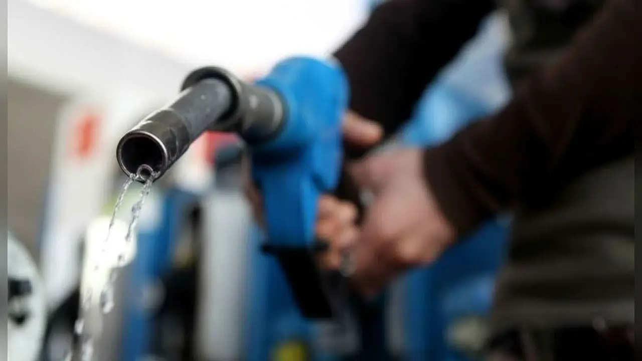 Petrol Diesel Price: पेट्रोल-डीजल की कीमत में बढ़ोतरी का विरोध करेगी बीजेपी, सीएम सिद्धरमैया ने दिया चौंकाने वाला जवाब