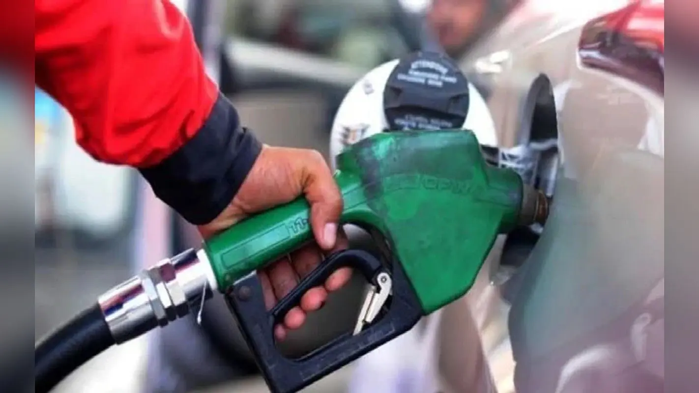 Pakistan Petrol: पाकिस्तान में फिर बढ़े पेट्रोल के दाम, 233 रुपये प्रति लीटर के रिकॉर्ड स्तर तक पहुंचा