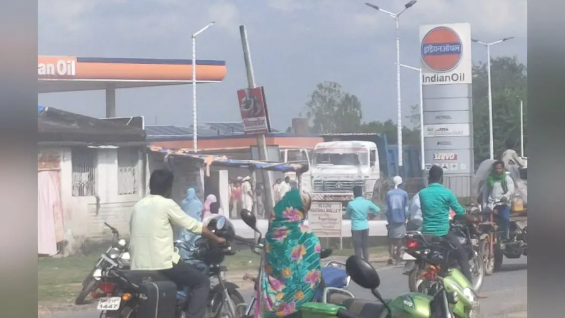 Jharkhand News : झारखंड में टला बड़ा हादसा, पेट्रोल पंप पर वाहन में अचानक आग लगने से मची अफरा-तफरी
