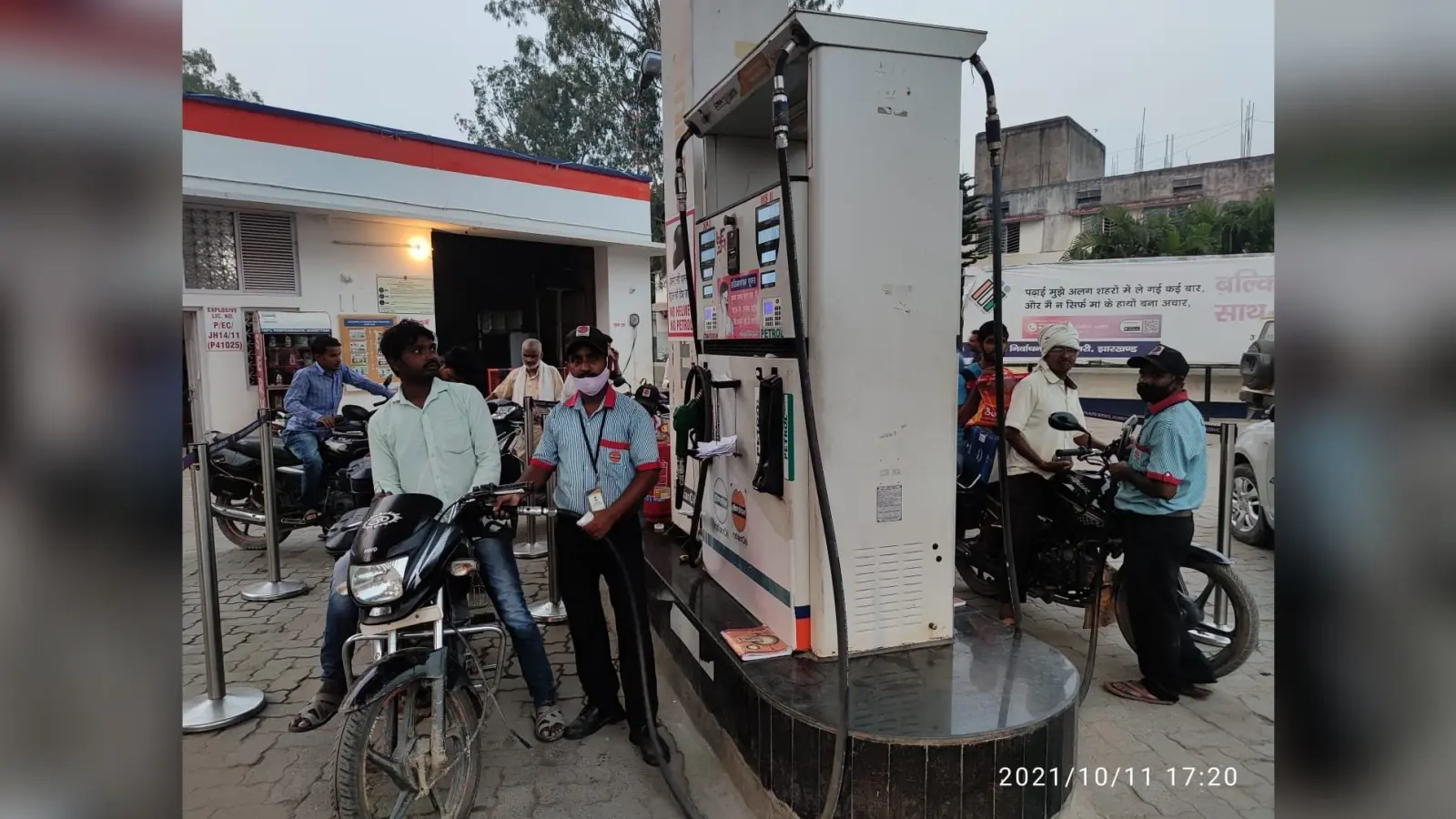 Petrol Diesel Price Hike :महंगाई की मार, पेट्रोल की कीमत शतक पार, डीजल भी दे रहा टक्कर, ग्राहकों ने कही ये बात