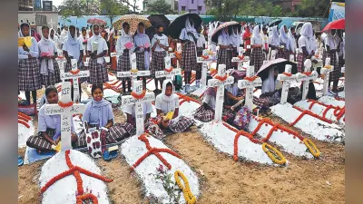 रांची में ईसाई समुदाय के लोगों ने मोमबत्तियां जलाकर अपने पुरखों को किया याद, देखें तस्वीरें