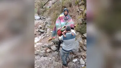 Himachal Pradesh: कुर्सी पर मरीज, उबड़खाबड़ रास्ते पर 7 किलोमीटर पैदल ले गए तब मिली सड़क फिर…