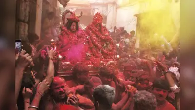 वाराणसी में रंगभरी एकादशीः पालकी पर होकर सवार, मां गौरा आईं ससुराल…खूब उड़ा अबीर और गुलाल