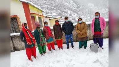 Uttarakhand: हौसले की मिसाल! बर्फबारी के बीच 20 किमी पैदल चलकर इस गांव पहुंची वैक्सीनेशन टीम